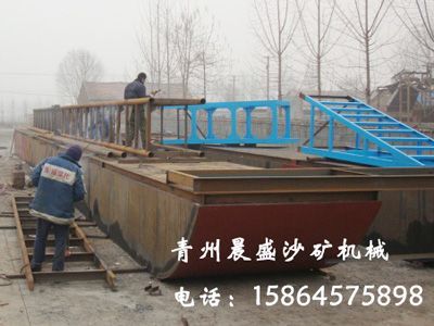 製造中的挖沙船.jpg