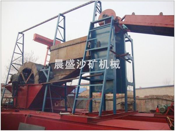 挖沙船準備裝車前（qián）檢查.jpg